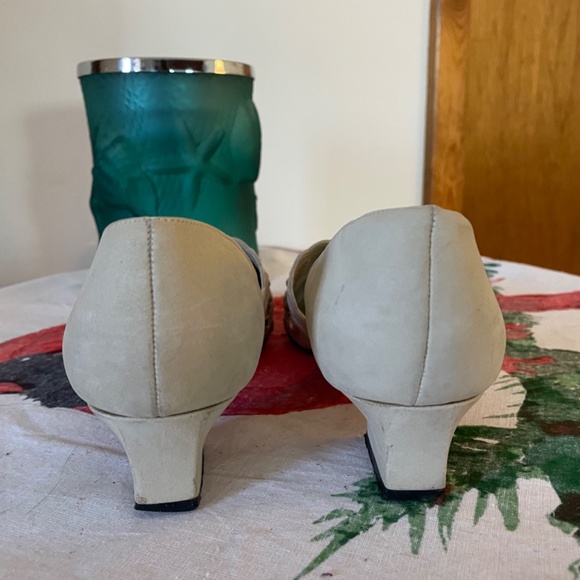 Madeline Stuart beige suede size 8 pumps - Picture 3 of 4